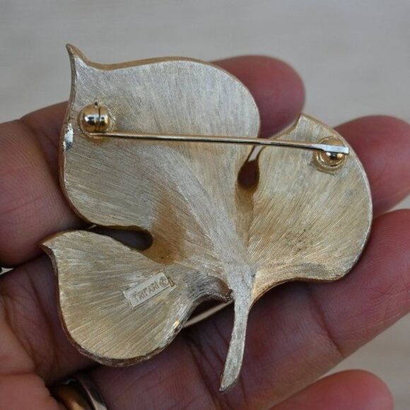 Vintage 60s Trifari Crown Gold Tone Brushed Leaf Brooch Pin - Picture 3 of 6